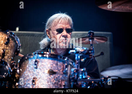 L'inglese rock band Deep Purple esegue un concerto dal vivo a Oslo Spektrum. Qui il cantante Ian Paice su tamburi è visto dal vivo sul palco. Norvegia, 04/02 2014. Foto Stock
