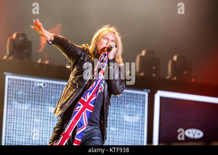 L'inglese rock band Def Leppard esegue un concerto dal vivo presso la musica svedese festival Sweden Rock Festival 2015. Qui il cantante Joe Elliot è visto dal vivo sul palco. La Svezia, 04/06 2015. Foto Stock