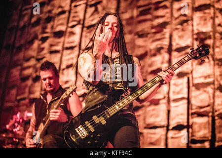 La American metal band disturbato esegue un concerto dal vivo presso Telenor Arena di Oslo. Qui il bassista John Moyer è visto dal vivo sul palco. Norvegia, 10/03 2017. Foto Stock