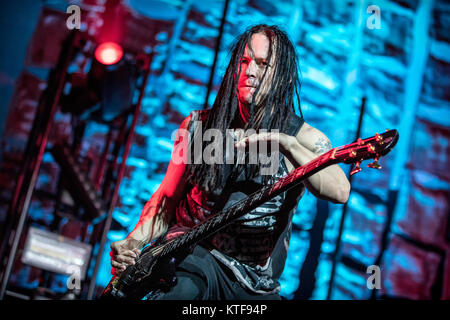 La American metal band disturbato esegue un concerto dal vivo presso Telenor Arena di Oslo. Qui il bassista John Moyer è visto dal vivo sul palco. Norvegia, 10/03 2017. Foto Stock