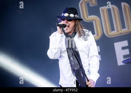 La American metal band Dokken esegue un concerto dal vivo presso la musica svedese festival Sweden Rock Festival 2015. Qui la cantante Don Dokken è visto dal vivo sul palco. Svezia 05/06 2015. Foto Stock