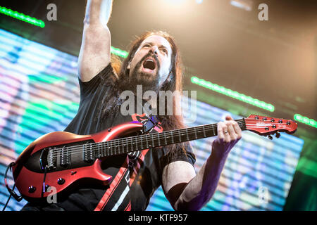 La American band progressive metal dei Dream Theater esegue un concerto dal vivo a Oslo Spektrum. Qui il chitarrista John Petrucci è visto dal vivo sul palco. Norvegia, 21/02 2014. Foto Stock