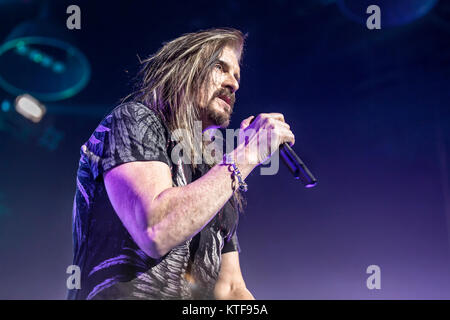 La American band progressive metal dei Dream Theater esegue un concerto dal vivo a Oslo Spektrum. Qui il cantante James LaBrie è visto dal vivo sul palco. Norvegia, 21/02 2014. Foto Stock