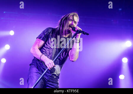 La American band progressive metal dei Dream Theater esegue un concerto dal vivo a Oslo Spektrum. Qui il cantante James LaBrie è visto dal vivo sul palco. Norvegia, 21/02 2014. Foto Stock