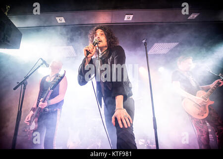 La svedese funk metal band Electric Boys esegue un concerto dal vivo a Olsen, a Bryn a Oslo. Qui la cantante Conny Bloom è visto dal vivo sul palco. Norvegia, 23/04 2016. Foto Stock