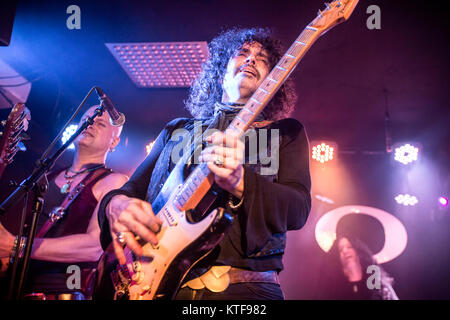 La svedese funk metal band Electric Boys esegue un concerto dal vivo a Olsen, a Bryn a Oslo. Qui la cantante Conny Bloom è visto dal vivo sul palco. Norvegia, 23/04 2016. Foto Stock