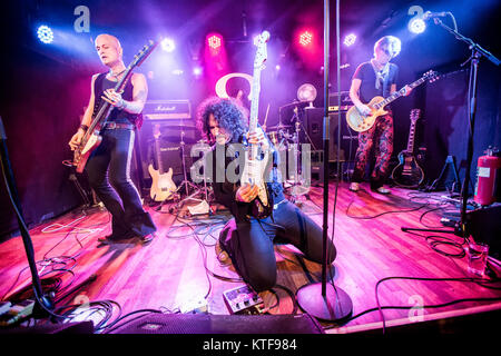 La svedese funk metal band Electric Boys esegue un concerto dal vivo a Olsen, a Bryn a Oslo. Qui la cantante Conny Bloom è visto dal vivo sul palco. Norvegia, 23/04 2016. Foto Stock