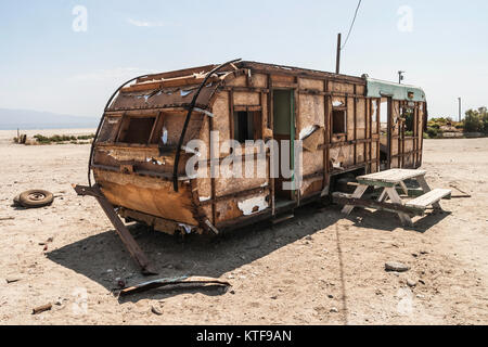 Un lacerato e abbandonate a rimorchio Salton Sea Beach, California, Stati Uniti d'America. L'estate 2007. Questo sito non esiste più. Foto Stock