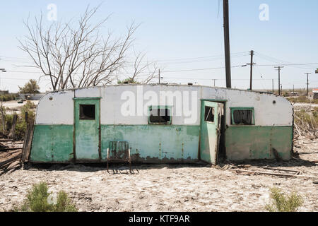 Un lacerato e abbandonate a rimorchio Salton Sea Beach, California, Stati Uniti d'America. L'estate 2007. Questo sito non esiste più. Foto Stock