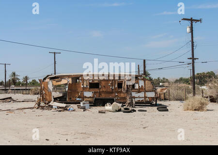 Un lacerato e abbandonate a rimorchio Salton Sea Beach, California, Stati Uniti d'America - estate 2007. Questo sito non esiste più. Foto Stock