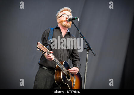 La banda di Irish-American fustigazione Molly esegue un concerto dal vivo presso la musica svedese festival Festival Bråvalla 2016. Qui il cantante e il chitarrista Dave King è visto dal vivo sul palco. La Svezia, 01/07 2016. Foto Stock