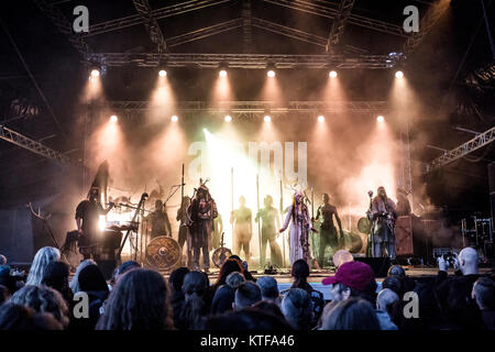 Norvegia, Borre - Agosto 19, 2017. Il alternativa scandinavo banda metallica Heilung esegue un concerto dal vivo durante il norvegese metal festival Midgardsblot Festival 2017 in Borre. (Photo credit: Terje Dokken). Foto Stock