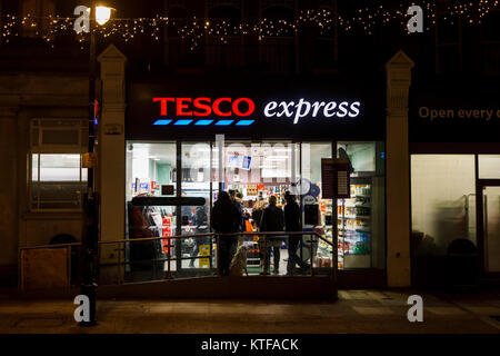 Parte anteriore del locale occupato Tesco Express minimarket in notturna a Kew, Richmond, Londra Foto Stock