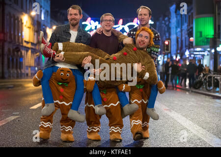 Mad venerdì festaioli fuori a Cardiff, nel Galles, per venerdì nero. Venerdì nero, l'ultimo venerdì prima di Natale, è tradizionalmente una delle notti più trafficato dell'anno per i servizi di emergenza. Festaioli sulla St Mary Street, Cardiff. © GALLES NEWS SERVICE Foto Stock