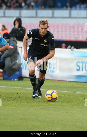 Napoli, Italia. 23 Dic, 2017. Azione durante la partita di calcio tra SSC Napoli battere la Sampdoria allo Stadio San Paolo di Napoli .Risultato finale Napoli vs Sampdoria 3-2.Nella foto Ivan Strinic SAMPDORIA Credito: Salvatore Esposito/Pacific Press/Alamy Live News Foto Stock