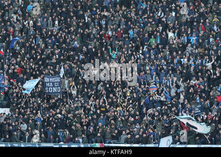 Napoli, Italia. 23 Dic, 2017. Azione durante la partita di calcio tra SSC Napoli battere la Sampdoria allo Stadio San Paolo di Napoli .Risultato finale Napoli vs Sampdoria 3-2.In foto supporters SSC Napoli Credito: Salvatore Esposito/Pacific Press/Alamy Live News Foto Stock