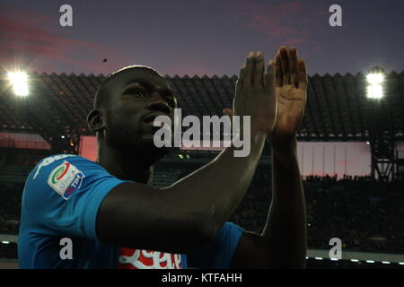 Napoli, Italia. 23 Dic, 2017. Azione durante la partita di calcio tra SSC Napoli battere la Sampdoria allo Stadio San Paolo di Napoli .Risultato finale Napoli vs Sampdoria 3-2.In foto Kalidou Koulibaly, SSC Napoli Credito: Salvatore Esposito/Pacific Press/Alamy Live News Foto Stock