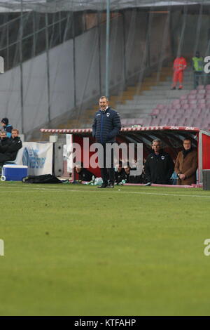 Napoli, Italia. 23 Dic, 2017. Azione durante la partita di calcio tra SSC Napoli battere la Sampdoria allo Stadio San Paolo di Napoli .Risultato finale Napoli vs Sampdoria 3-2.Nella foto Marco Giampaolo, allenatore della Sampdoria Credito: Salvatore Esposito/Pacific Press/Alamy Live News Foto Stock