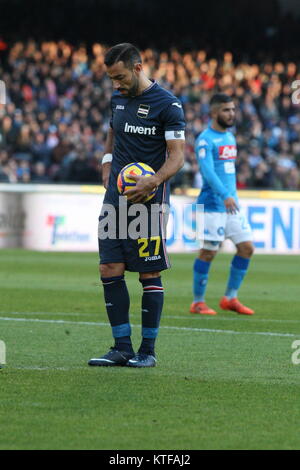 Napoli, Italia. 23 Dic, 2017. Azione durante la partita di calcio tra SSC Napoli battere la Sampdoria allo Stadio San Paolo di Napoli .Risultato finale Napoli vs Sampdoria 3-2.Nella foto di Fabio Quagliarella (K), SAMPDORIA Credito: Salvatore Esposito/Pacific Press/Alamy Live News Foto Stock