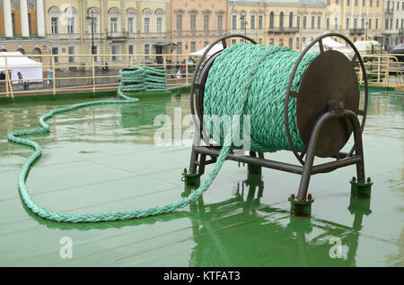 Sul ponte si erge un rocchetto di marine corda. Foto Stock