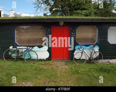 Biciclette appoggiata sulla parete in Sneem, Irlanda. Foto Stock