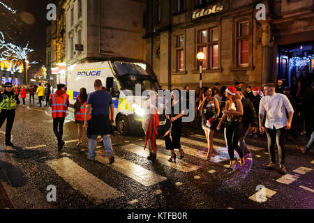 La gente fuori in strada di vento, Swansea, Galles su Mad Venerdì, Booze Venerdì nero o occhio nero venerdì, l'ultimo venerdì notte prima del giorno di Natale, quando tra Foto Stock