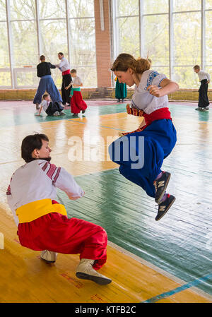 Lviv, Ucraina - aprile 25.2015: i concorrenti nelle arti marziali per eseguire in palestra nel parco della città di Lviv, Ucraina Foto Stock