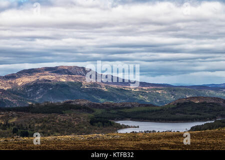 Highlands scozzesi in primavera guardando sopra lande e sul Loch Ness e verso le montagne al di là, Foto Stock