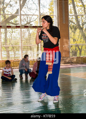 Lviv, Ucraina - aprile 25.2015: concorrente nelle arti marziali per eseguire in palestra nel parco della città di Lviv, Ucraina Foto Stock