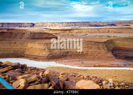 Strada sterrata in Makhtesh Ramon cratere nel deserto del Negev, Israele Foto Stock