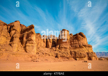 Scogliere di arenaria nella valle di Timna con Letto King Solomon's pilastri Foto Stock