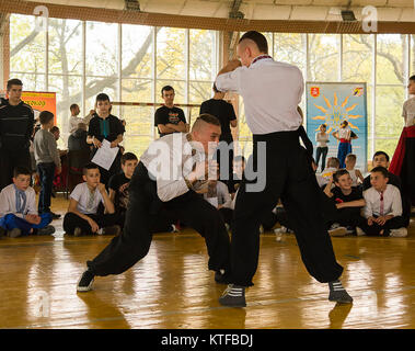 Lviv, Ucraina - aprile 25.2015: i concorrenti nelle arti marziali per eseguire in palestra nel parco della città di Lviv, Ucraina Foto Stock