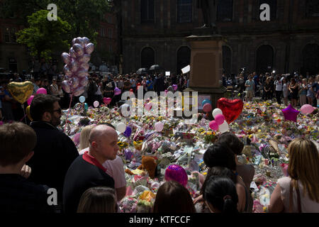 Omaggi floreali e i messaggi lasciati in St. Ann's Square, Manchester. Un minuto di silenzio è stato mantenuto in memoria dell'attentato il lunedì precedente al MEN Arena che aveva ucciso 22 persone presenti a un concerto rock. Foto Stock