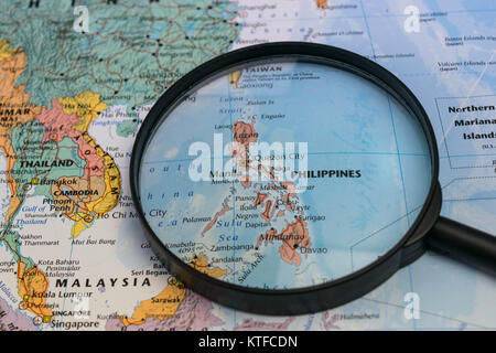 Filippine mappa attraverso la lente di ingrandimento su una mappa del mondo Foto Stock