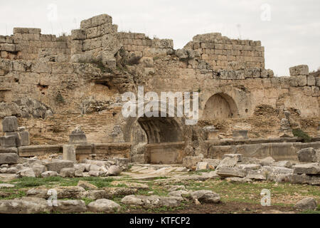 Muro di pietra e arco in città antica Perge in Turchia Foto Stock