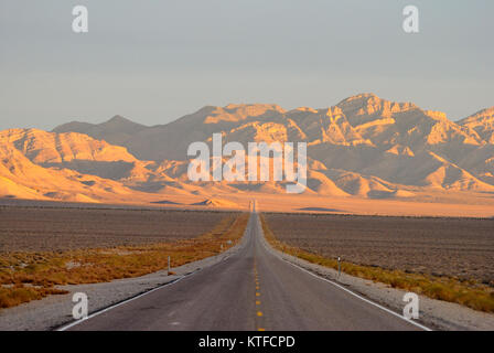 Autostrada extraterrestre (Stato di Nevada Route 375) in sabbia Spring Valley, Nevada. Foto Stock