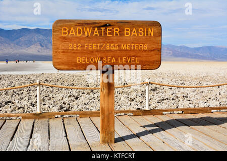 Parco Nazionale della Valle della Morte, California, Stati Uniti d'America - 23 novembre 2017. Cartello in legno Badwater Basin nel Parco Nazionale della Valle della Morte negli Stati Uniti e in elevazione di Foto Stock