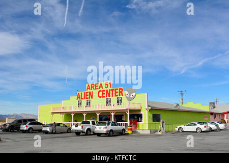 Amargosa Valley, Nevada, Stati Uniti d'America - 24 novembre 2017. Vista esterna della zona 51 Alien Center di Amargosa Valley, con vetture. Foto Stock