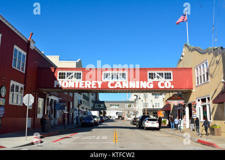 Monterey, California, Stati Uniti d'America - 29 Novembre, 2017. Strada in vista del Cannery Row distretto di Monterey, con edifici storici, legno Foto Stock