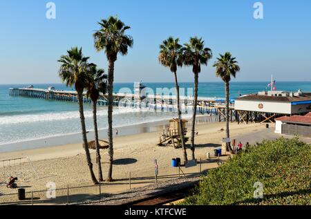 San Clemente, California, Stati Uniti d'America - 1 dicembre 2017. Vista di San Clemente pier e T-Street Beach, con palme, persone e comme Foto Stock