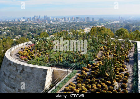 Los Angeles, California, Stati Uniti d'America - 3 dicembre 2017. Vista sul giardino di cactus del Getty Center con vista di Los Angeles nel Foto Stock