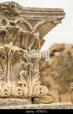 Pezzo di pietra intagliata nella città antica. Colpo verticale. Profondità di campo. Foto Stock