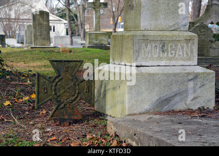 Un vecchio weathered CSV Croce di Ferro che indica il luogo di sepoltura di un confederato lega di saldatura in corrispondenza di una zona rurale sud della chiesa del cimitero Foto Stock