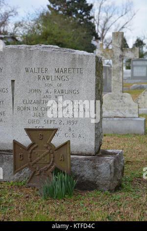 Un vecchio weathered CSV Croce di Ferro che indica il luogo di sepoltura di un confederato lega di saldatura in corrispondenza di una zona rurale sud della chiesa del cimitero Foto Stock