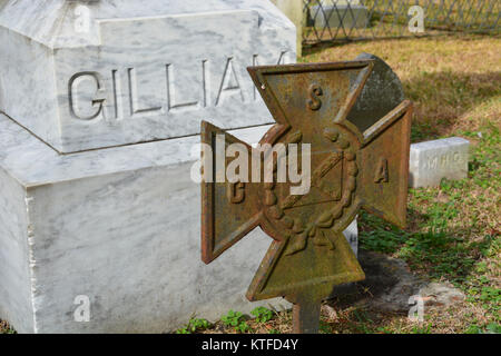 Un vecchio weathered CSV Croce di Ferro che indica il luogo di sepoltura di un confederato lega di saldatura in corrispondenza di una zona rurale sud della chiesa del cimitero Foto Stock