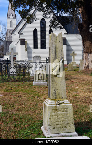 Un vecchio weathered headstone per una giovane ragazza in una chiesa rurale cimitero nel sud degli Stati Uniti Foto Stock