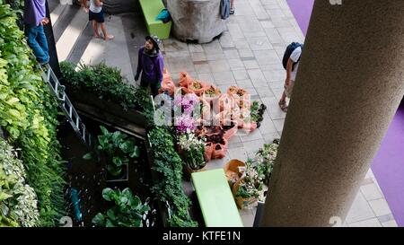 I giardinieri che decorano il negozio di fronte ad un centro commerciale con fiori Pattaya Thailandia Foto Stock