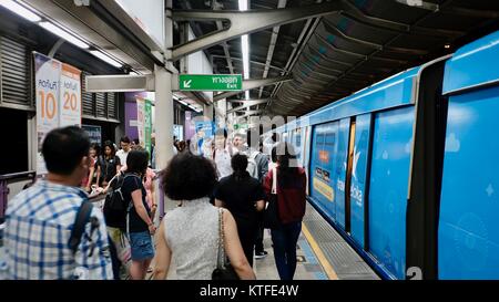 BTS Skytrain Saphan Taksin Station Bangkok Thailandia Dic 2017 Foto Stock