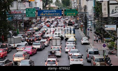 Il traffico su Maha Chai Road Khwaeng Wang Burapha Phirom, Bangkok in Thailandia Foto Stock