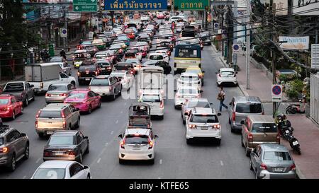 Il traffico su Maha Chai Road Khwaeng Wang Burapha Phirom, Bangkok in Thailandia Foto Stock